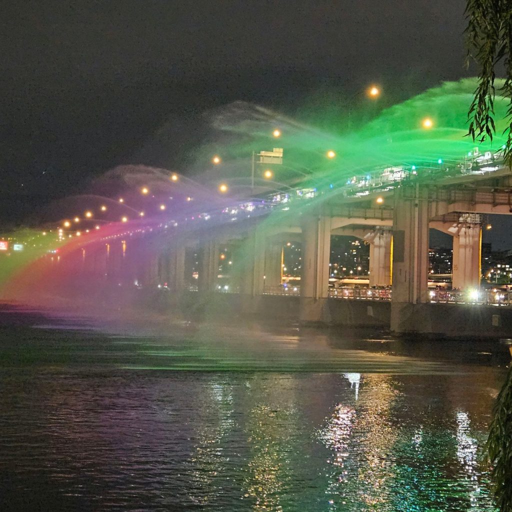 Banpo Hangang Park Moonlight Rainbow Fountain show